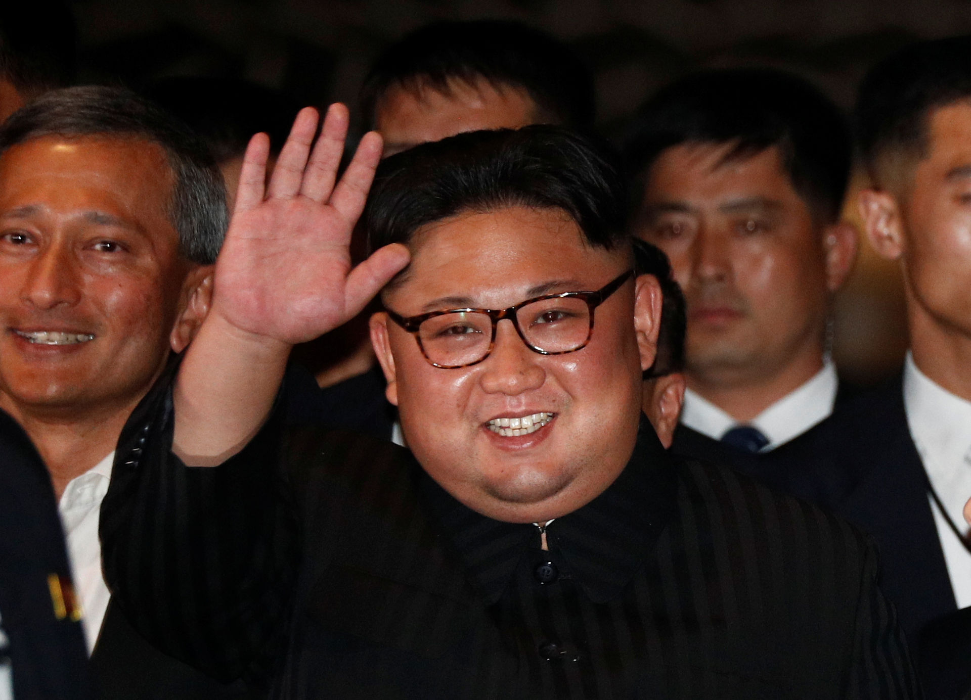 Ông Kim Jong-un vẫy tay chào các phóng viên.