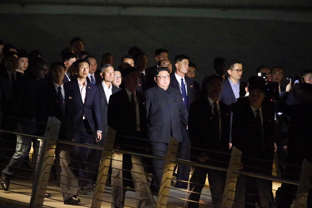Ông Kim Jong-un đi giữa đội cận vệ.