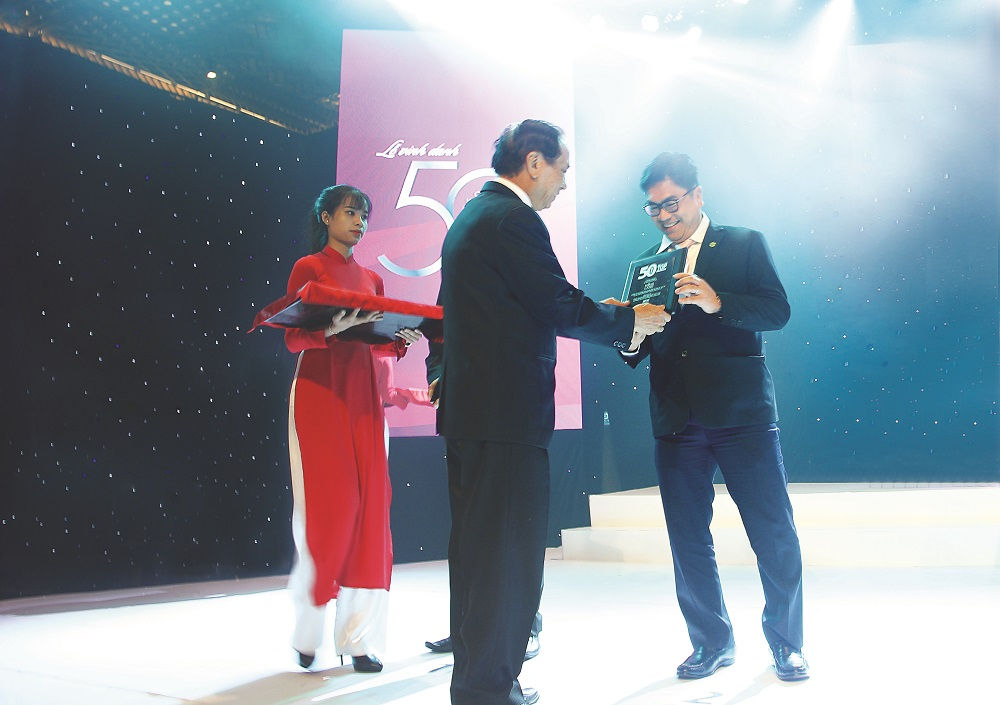 Ông Bùi Xuân Huy – Tổng giám đốc Tập đoàn Novaland nhận chứng nhận Top 50 Công ty kinh doanh hiệu quả nhất Việt Nam và vinh danh Top Doanh nghiệp tỷ đô trên sàn chứng khoán.  