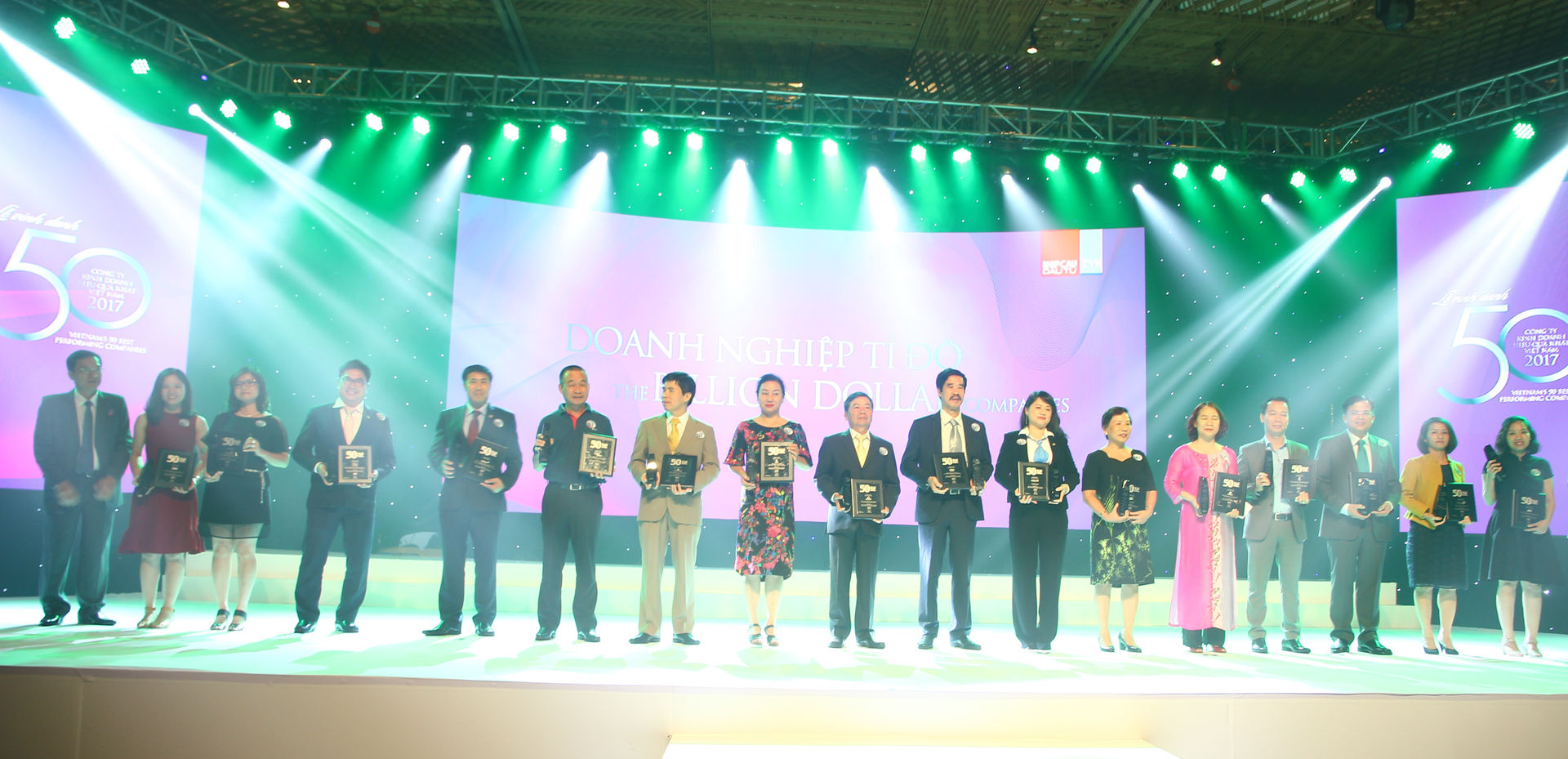 Đại điện Novaland nhận chứng nhận “50 Công ty kinh doanh hiệu quả nhất Việt Nam” tại lễ vinh danh.  