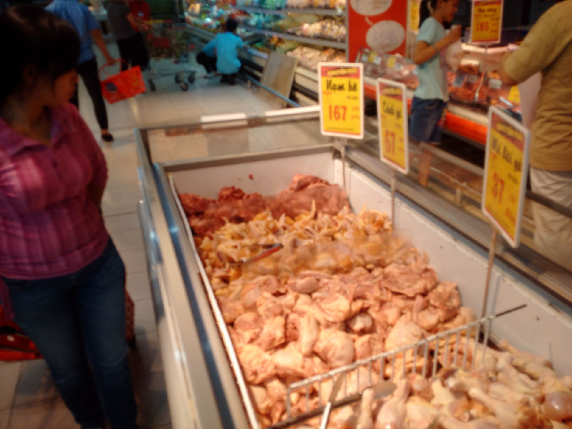 Đùi gà nhập từ Mỹ bán lẻ tại siêu thị BigC Gò Vấp với giá 37.000 đồng/kg.
