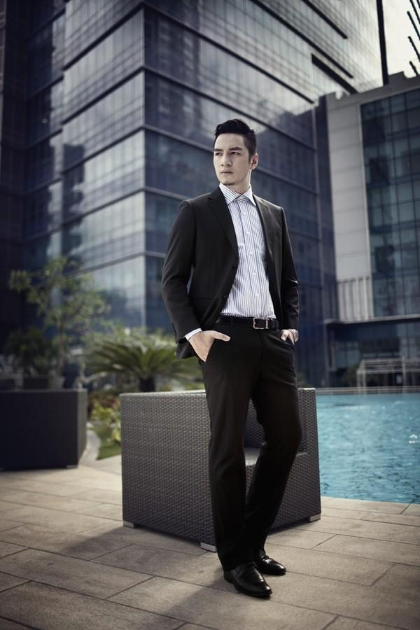 Với bộ suit đen bạn nên ưu tiên chọn áo sơ mi với các gam màu sáng như trắng, xanh nhạt, xám nhạt.  