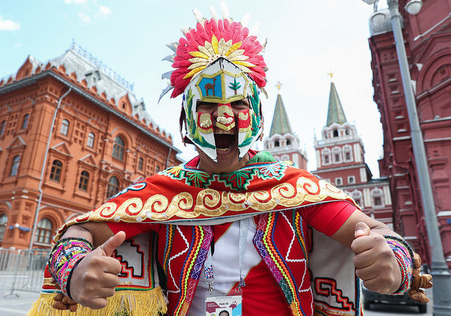 Một người hâm mộ trước giờ khai mạc World Cup 2018 tại Quảng trường Manezhnaya, Moscow.  