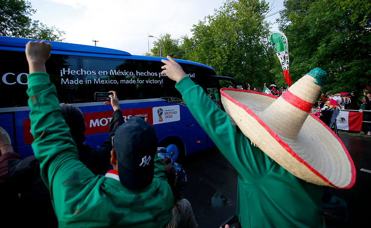 CĐV đội tuyển Mexico đội chiếc mũ truyền thống của đất nước mình tiễn chân đội bóng Mexico lên xe buýt sau buổi tập trước giờ khai mạc World Cup 2018.