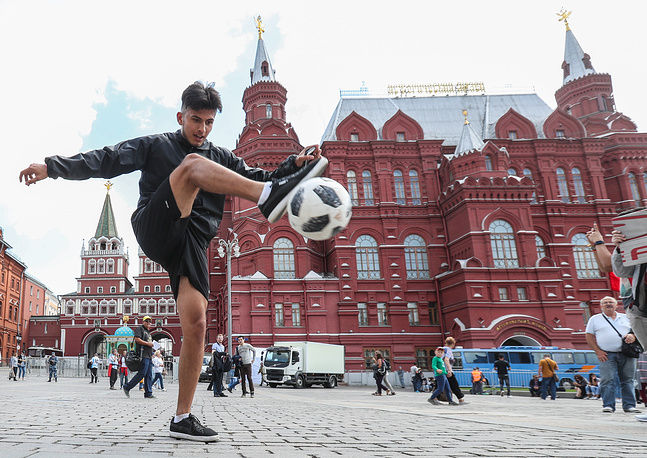 Một chàng trai trẻ biểu diễn khả năng chơi bóng tại Moscow.