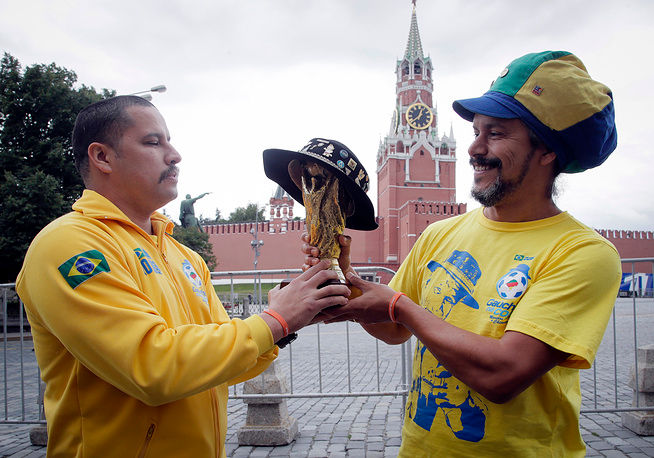 Người hâm mộ Brazil với một bản sao của cúp vô địch World Cup 2018 gần điện Kremlin ở Moscow.  