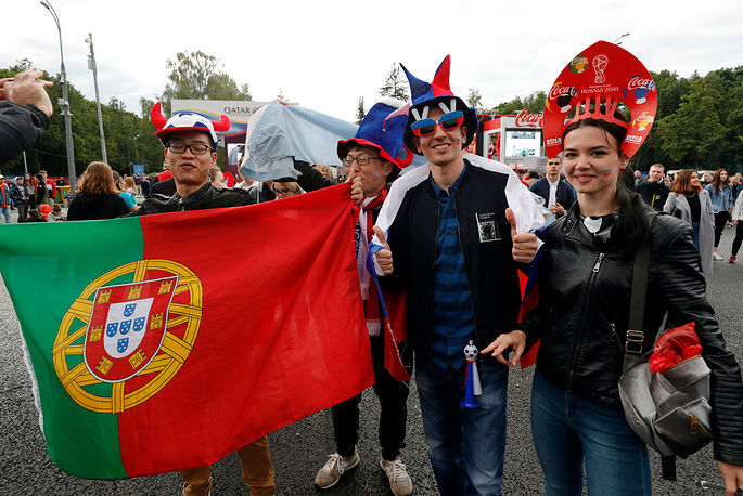 CĐV Bồ Đào Nha không quên mang theo cờ khi tham dự lễ khai mạc FIFA Fan Fest ở Vorobyovy Gory.  