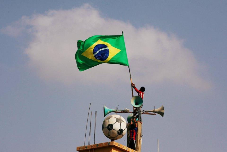 Quốc kỳ của cường quốc bóng đá Brazil ở Bangladesh.