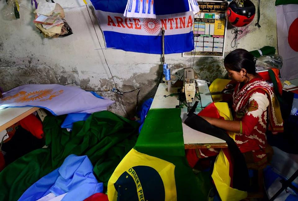  Người dân sẵn sàng hy sinh cả giấc ngủ để làm cờ phục vụ cho mùa World Cup 2018.  