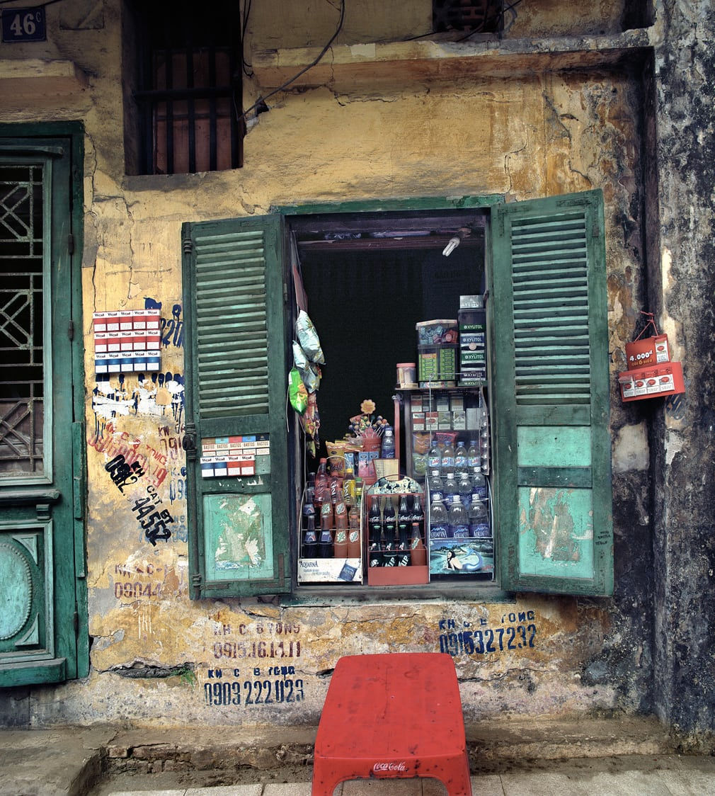 Nhìn qua ô cửa của một cửa hàng trên phố Thuốc Bắc, Hà Nội năm 2015.