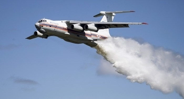 Khoảnh khắc chiếc Il-76 thả 40 tấn nước xuống nhóm cảnh sát giao thông Nga. 