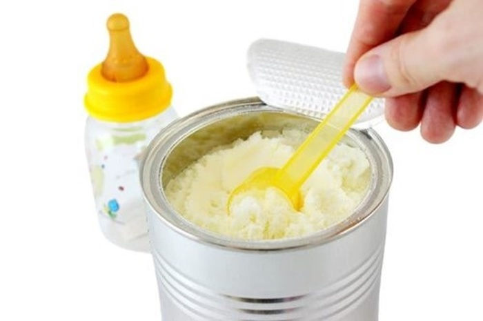 Trong quá trình pha sữa, nên giữ cho tay luôn khô ráo, tránh để nước rơi vào hộp sữa. Sữa bột bị ẩm ướt sẽ dễ bị vón cục, nấm mốc.