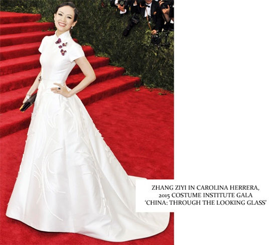 Đơn giản những không kém phần sang trọng với chiếc váy của Carolina Herrera, được lấy cảm hứng từ bộ trang phục truyền thống sườn xám Trung Hoa.