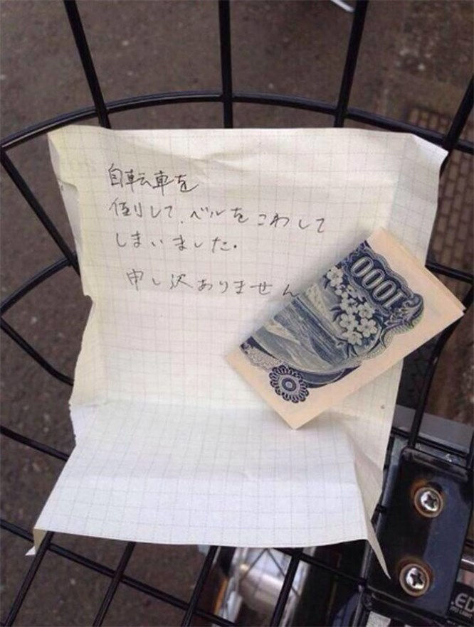 Tờ giấy ghi rằng: “Tôi vô tình đâm phải chiếc xe đạp của bạn và làm vỡ chuông. Tôi rất xin lỗi.