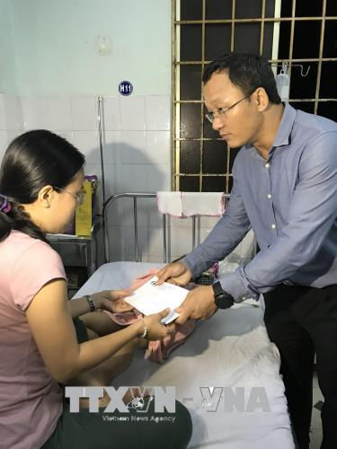 Ông Khuất Việt Hùng thăm hỏi nạn nhân vụ tai nạn.