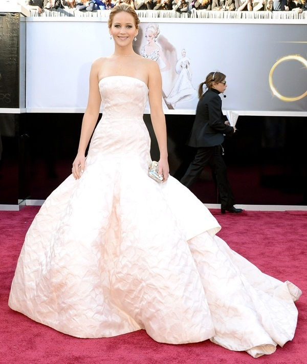 Tại thảm đỏ Oscar năm 2013, nữ diễn viên Jennifer Lawrence đã ghi dấu ấn với váy cúp ngực màu hồng phấn của thương hiệu Dior. Bộ váy có giá 4 triệu USD.