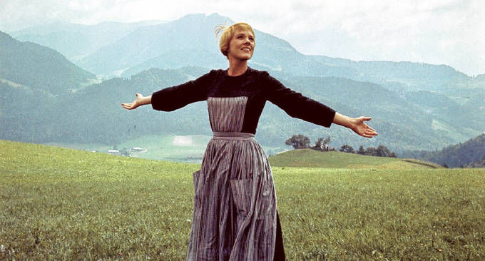 1,5 triệu USD là mức giá của bộ váy mang hơi hướng đồng quê, được nữ diễn viên Julie Andrews mặc trong phim Sound of Music.