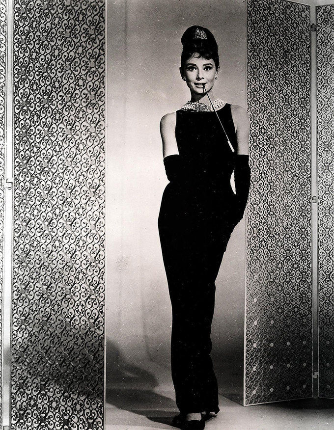 Người ta luôn nhớ tới diễn viên Audrey Hepburn trong chiếc váy đen Givenchy. Đây được coi là chiếc váy mang tính biểu tượng của mọi thời đại. Nó được bán với giá khoảng 1 triệu USD.