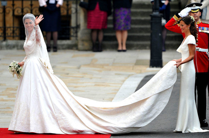 Bộ váy cưới Công nương Kate Middleton của Hoàng gia Anh mặc trong lễ cưới năm 2011 với Hoàng tử William có giá 400.000 USD. Bộ váy được nhà thiết kế hàng đầu Sarah Burton của hãng Alexander McQueen thiết kế.