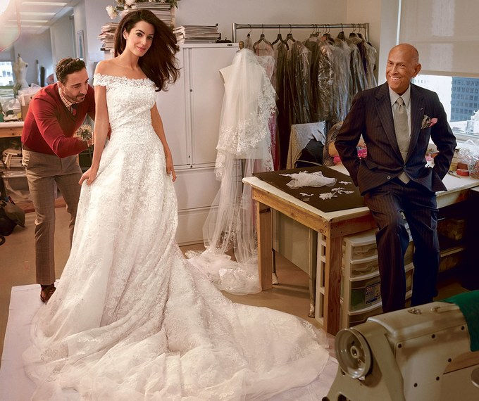 Váy cưới của vợ tài tử George Clooney do Oscar de la Renta thiết kế. Bộ váy có giá 380.000 USD. 