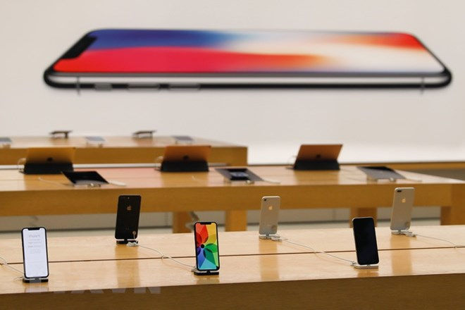 Điện thoại iPhone X của Apple được bày bán tại cửa hàng ở San Francisco, California, Mỹ. Ảnh: AFP