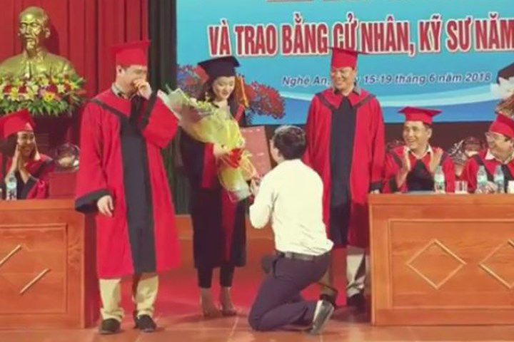 Nữ sinh được thầy giáo quỳ gối cầu hôn ngay trong lễ tốt nghiệp.