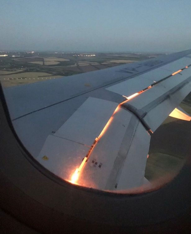 Một động cơ của máy bay bị cháy.