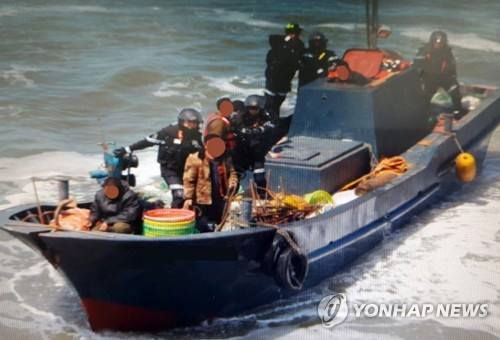 Thuyền cá Trung Quốc đánh bắt cá bất hợp pháp trong vùng biển của Hàn Quốc.