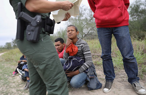 Những người nhập cư bị bắt giữ ở biên giới Mỹ-Mexico.