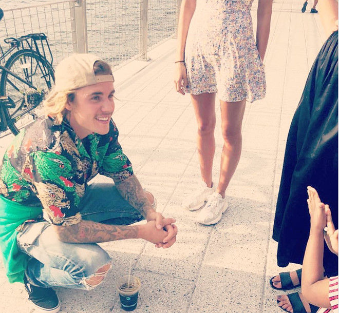 Hình ảnh trên trang cá nhân của Justin Bieber hẹn hò cùng Hailey Baldwin ở phía sau. Ảnh: Instagram  