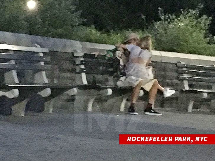 Cặp đôi quấn lấy nhau không rời trên băng ghế tại một công viên ở New York.