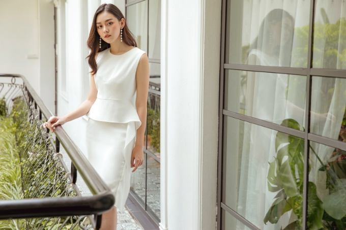 Thiết kế đầm trắng của HEBE chiều lòng những quý cô ưa thích phong cách tối giản bằng những đường xếp nếp đẹp mắt, mềm mại tạo nên vẻ ngoài thanh thoát, dịu dàng.