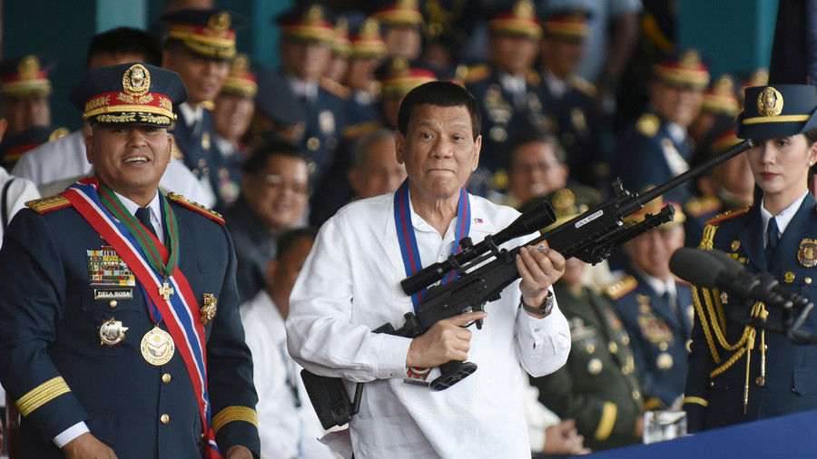 Tổng thống Rodrigo Duterte khuyến khích sử dụng súng để đối phó với tình trạng bạo lực liên quan đến ma tuý.