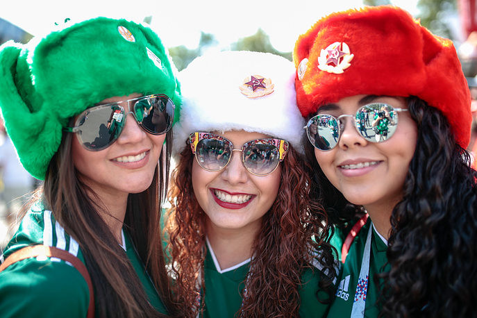   Người hâm mộ Mexico đội mũ ushanka để cổ vũ cho đội tuyển của họ tại sân vận động Luzhniki ở Moscow.  