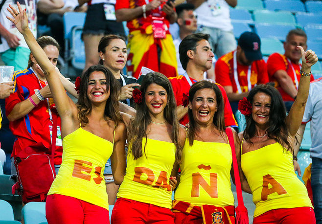   Nhóm nữ CĐV đội tuyển Tây Ban Nha 