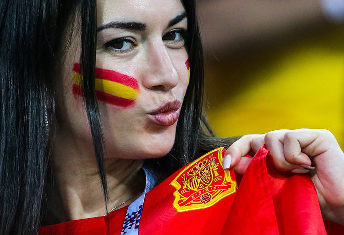   Fan của đội tuyển Tây Ban Nha với lá quốc kỳ vẽ trên khuôn mặt tại sân vận động Fisht ở Sochi.  