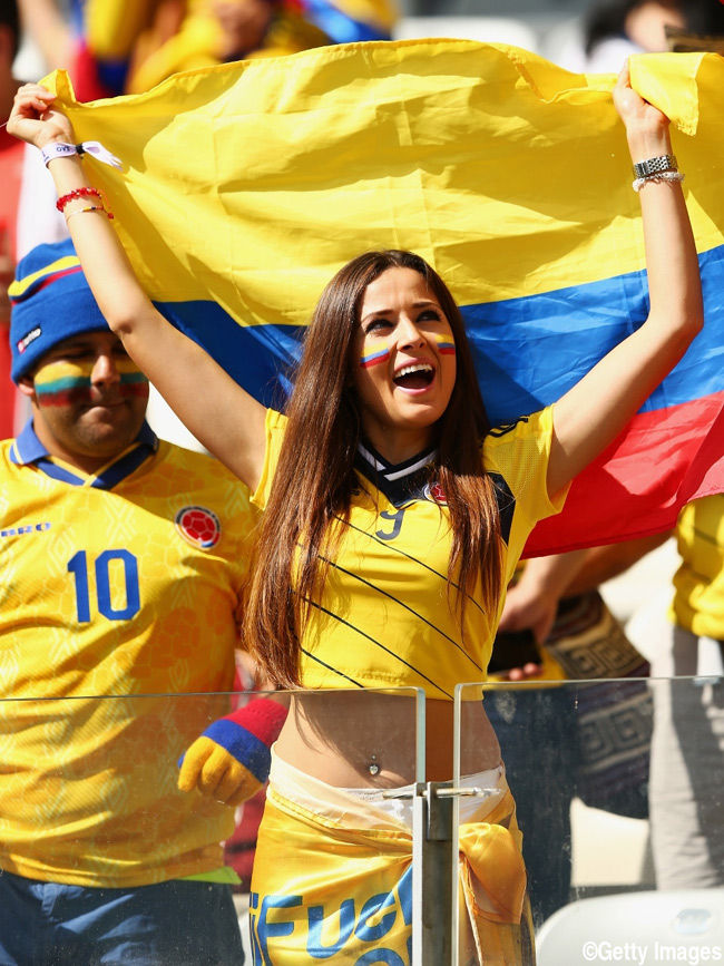 Cổ động viên Colombia với sắc vàng rực cùng lá cờ của quốc gia. Ảnh: Dân Việt  