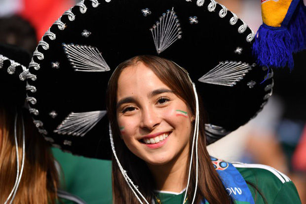 Một fan nữ của đội tuyển Mexico rạng rỡ cùng chiếc mũ rộng vành truyền thống. Ảnh: Zing.vn