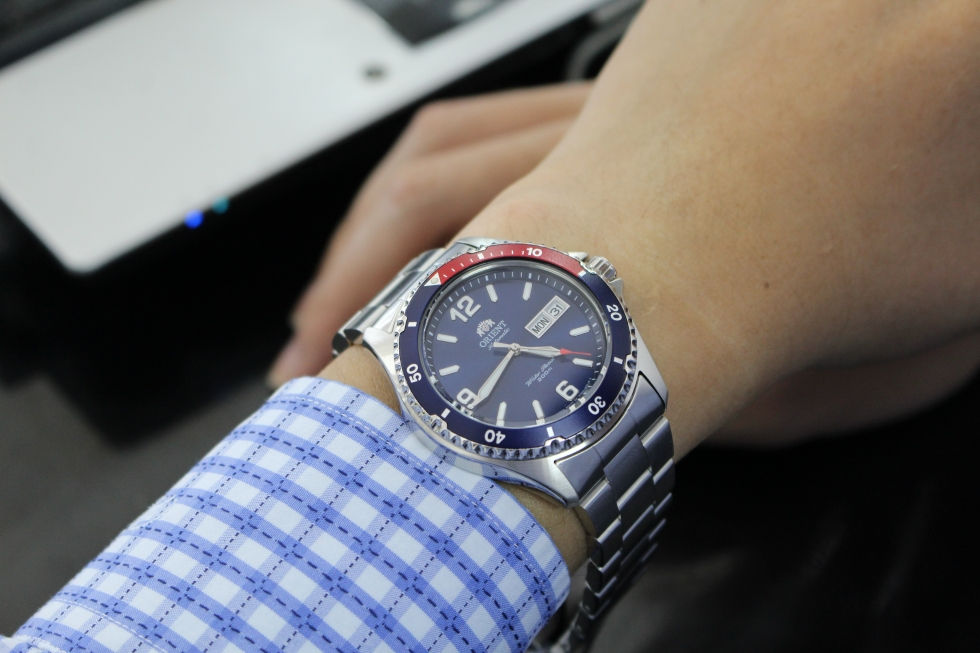 Chiếc đồng hồ nam kiểu dáng thể thao này có sự phối trộn giữa hai màu xanh và đỏ, mang lại sự năng động. Không đơn thuần chỉ mang kiểu dáng thể thao, mà sự kết hợp với dây đeo kim loại màu bạc làm toát lên sự sang trọng và đẳng cấp.  