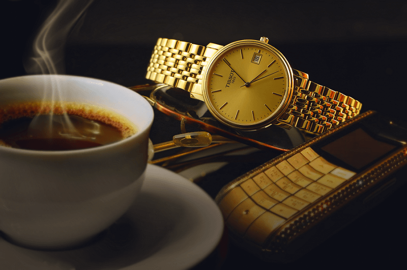 Đồng hồ mạ vàng mang một vẻ ngoài sang trọng, hút mắt và có khả năng nâng tầm giá trị cho quý ông.  
