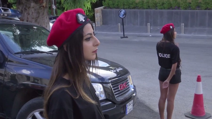 Một trong những nữ cảnh sát giao thông mới được bố trí để tuần tra trên đường phố ở Lebanon.