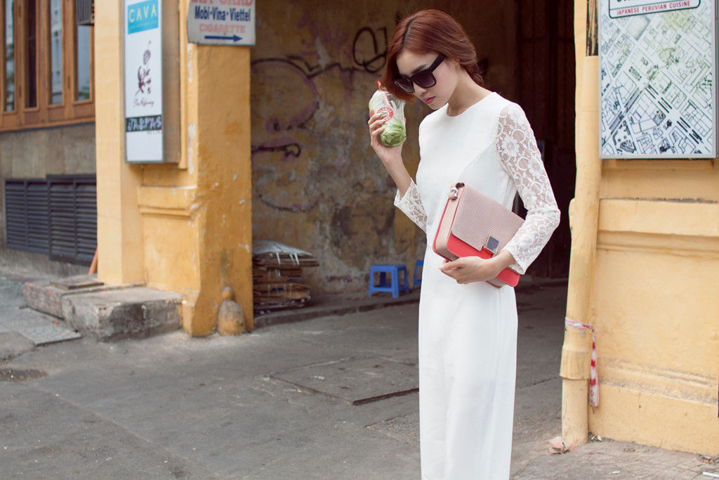Người đẹp 26 tuổi hướng đến hình ảnh “quý cô Sài Gòn” trong chiếc váy ren trắng tinh khiết. 