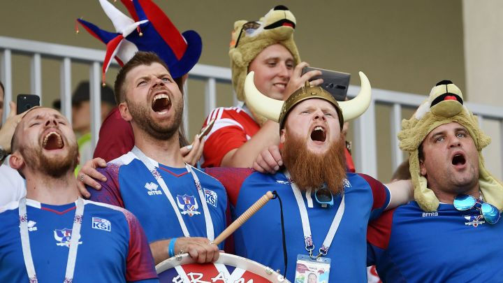   Người hâm mộ Iceland trên khán đài trước trận đấu giữa Nigeria và Iceland. Ảnh: Getty Images  