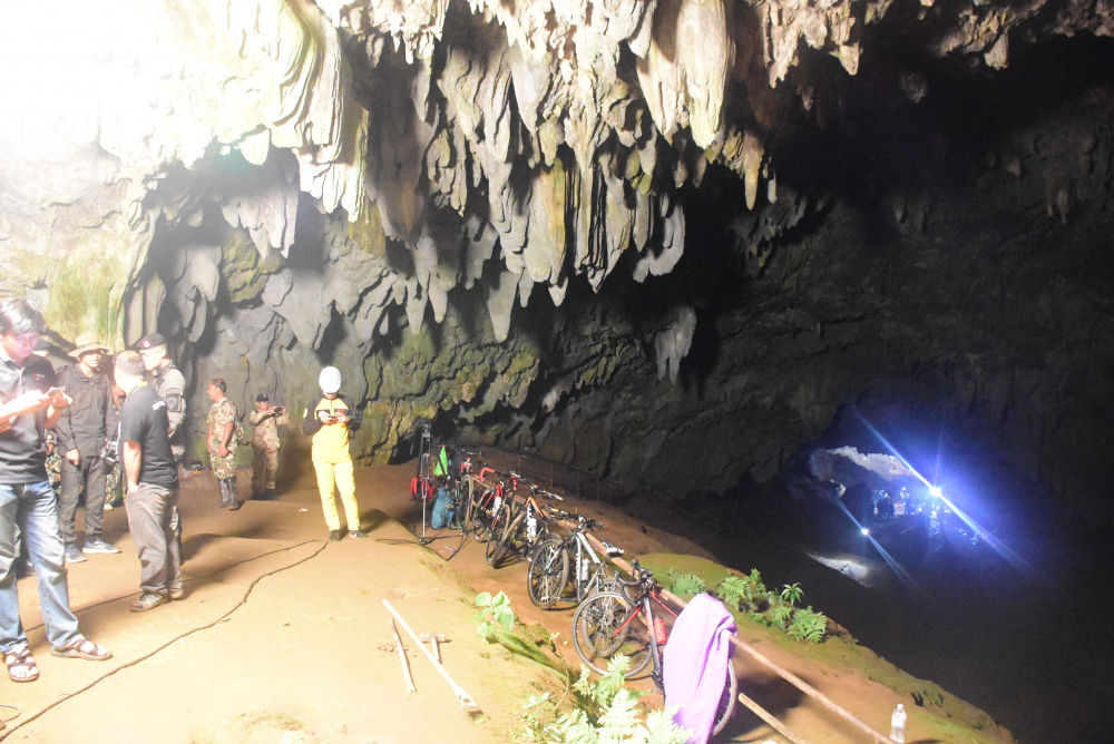 Xe đạp của thành viên đội bóng nằm phía ngoài hang.