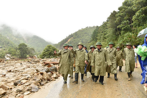 Phó Thủ tướng Trịnh Đình Dũng và đoàn công tác tới địa điểm bị lũ tàn phá. (Ảnh: Chinhphu.vn)  