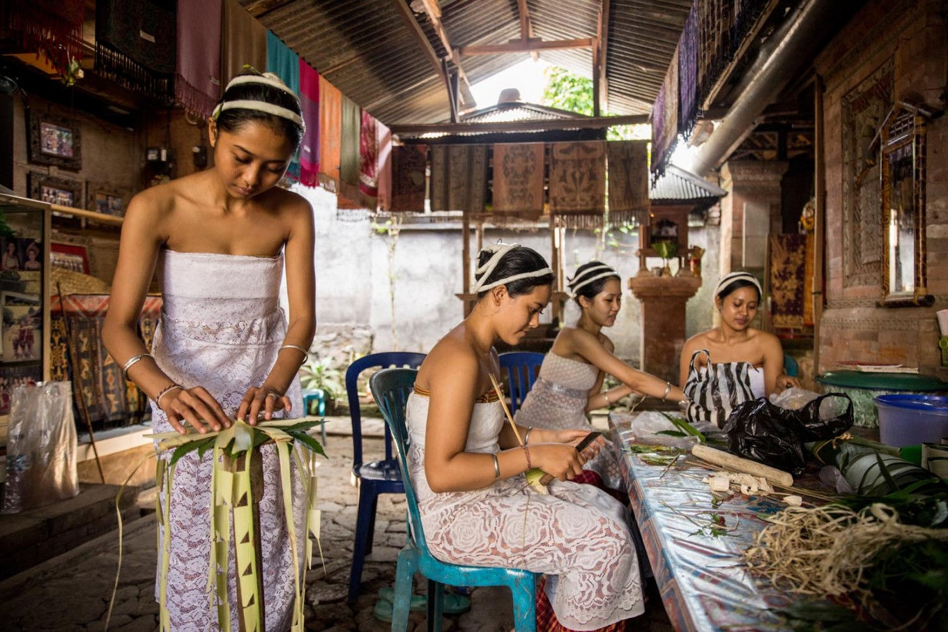  Những cô gái Tengananese chuẩn bị các bungan cơ bản cho lễ hội trước nghi lễ chiến đấu Mekare-kare.  