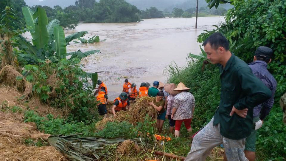 Lực lượng cứu hộ giúp đỡ người dân khắc phục hậu quả. Ảnh: Nguyễn Thị Hiền.
