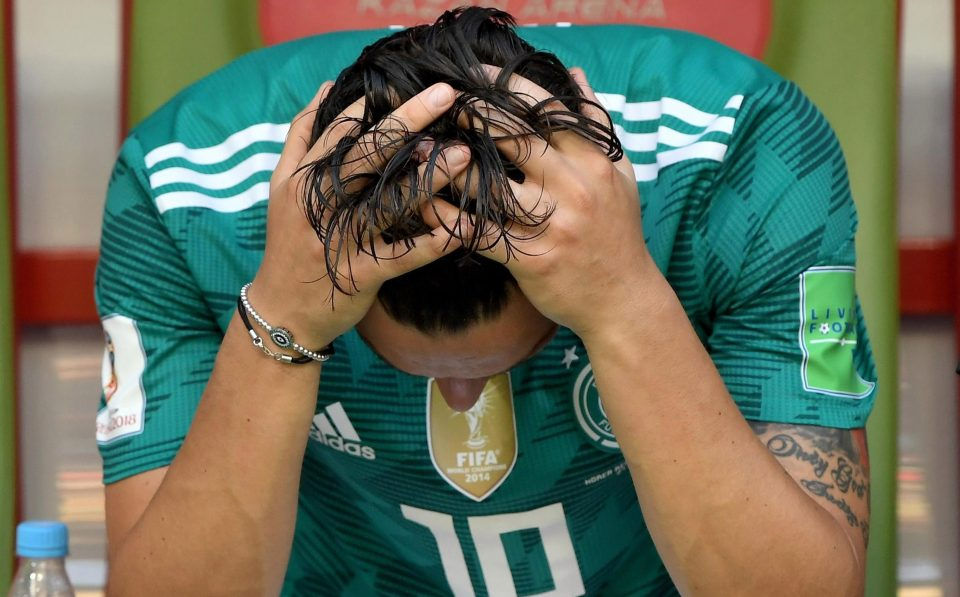   Mesut Ozil ôm chặt đầu mình khi giấc mơ World Cup đã tan vào mây khói.  