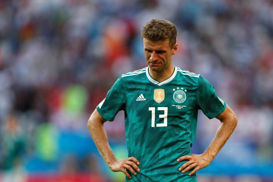   Thomas Muller tỏ vẻ đau khổ trước tiếng còi cuối cùng của trọng tài.  