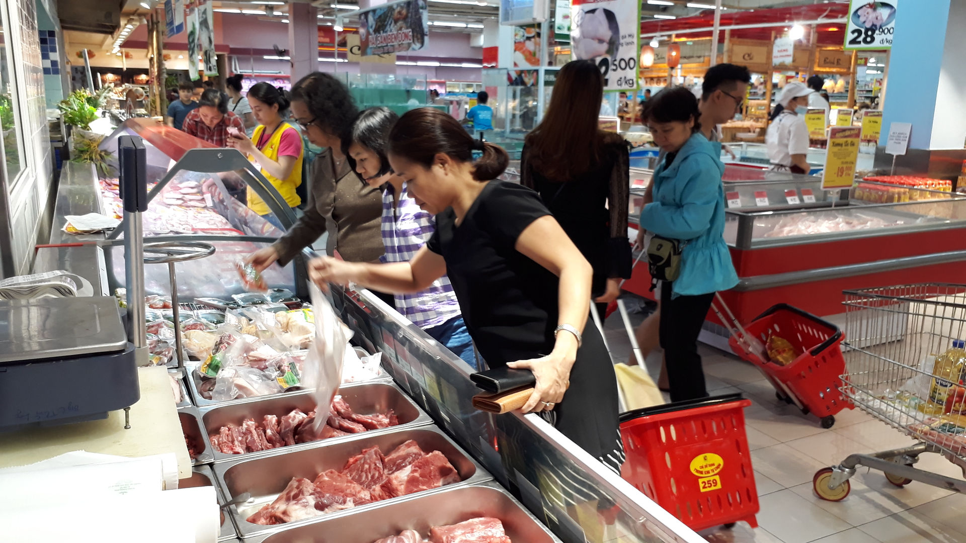 Nhờ áp dụng khuyến mãi từ 20% - 30% quầy thịt lợn tại siêu thị Big C đang rất hút khách